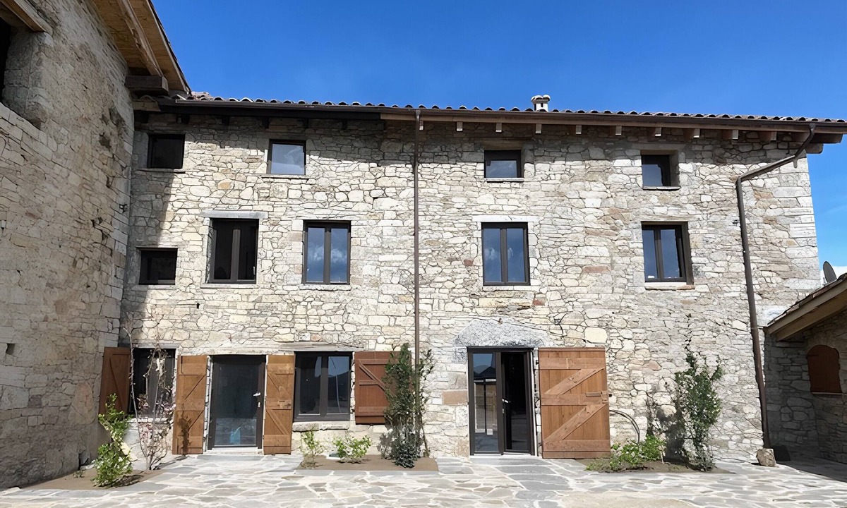 Ogassa House | Holiday Home 'La Cavallera' with Mountain Views, Shared Garden and Wi-Fi