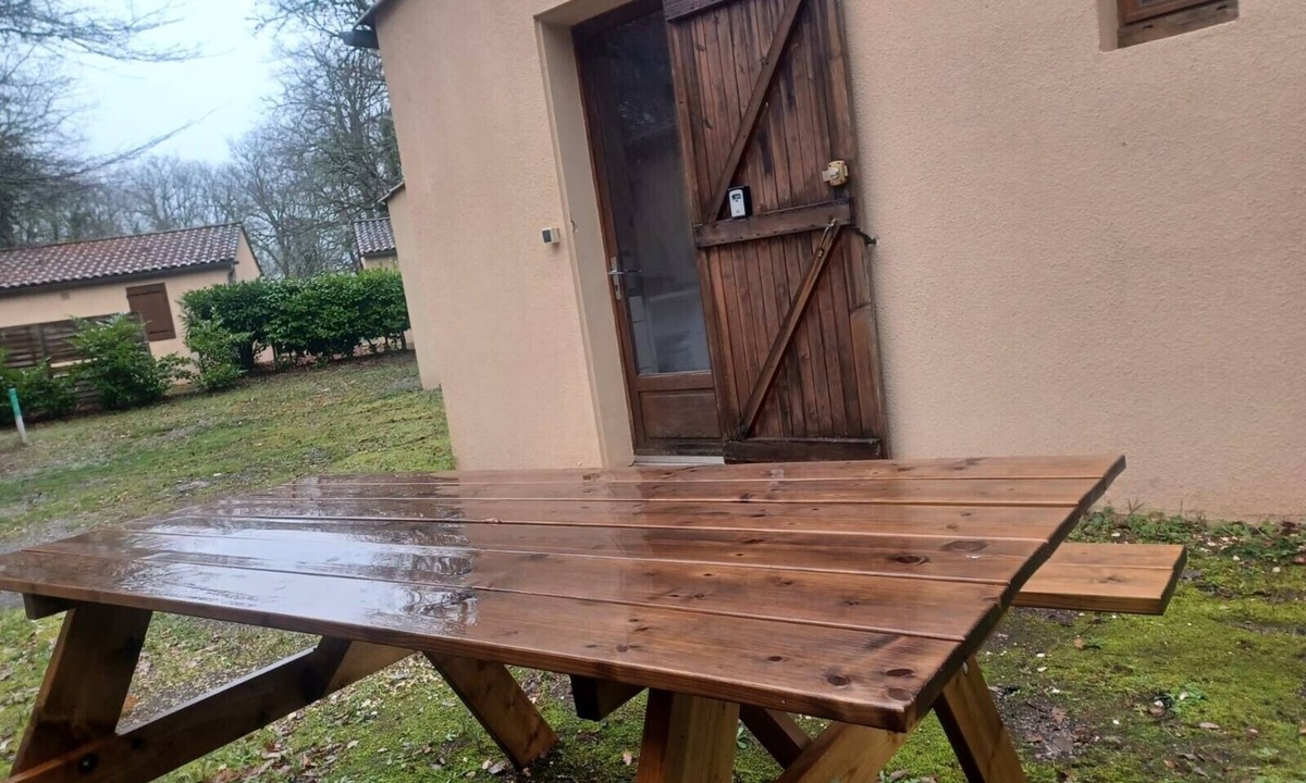 Calviac-en-Perigord House | Holiday Home for 7 Guests with Shared Pool