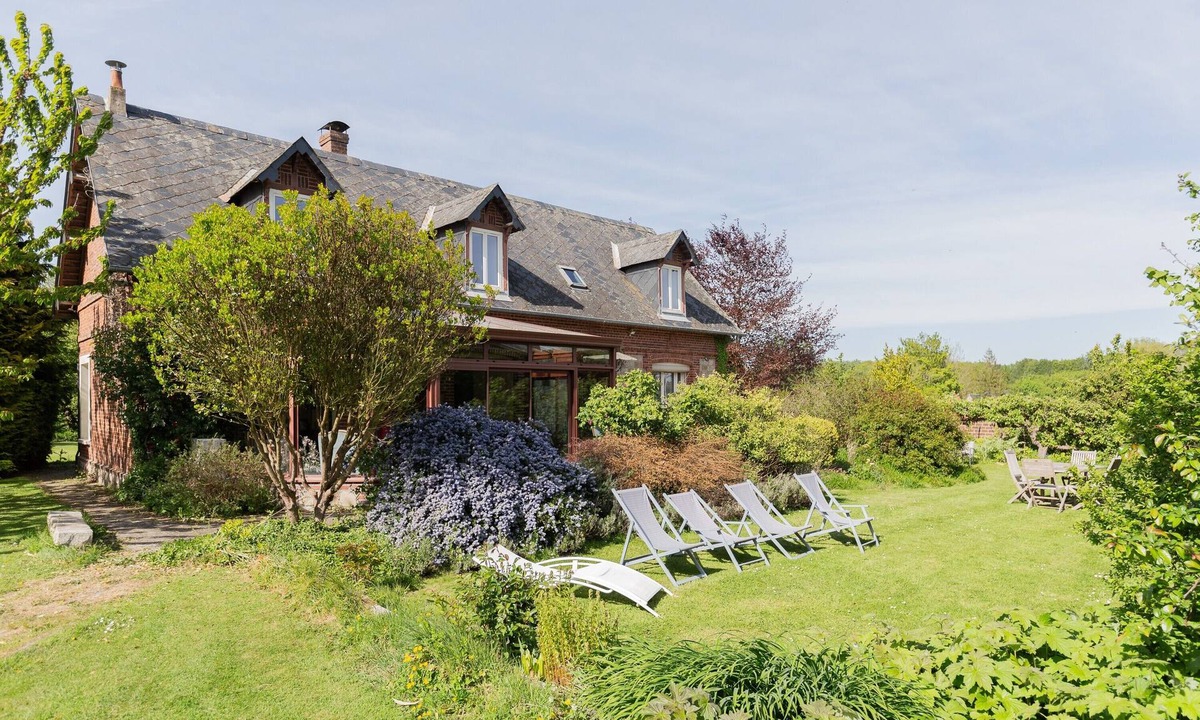 La Chapelle-sur-Dun House | Holiday Home 'Maison De La Huppe' with Private Terrace, Wi-Fi and Air Conditioning