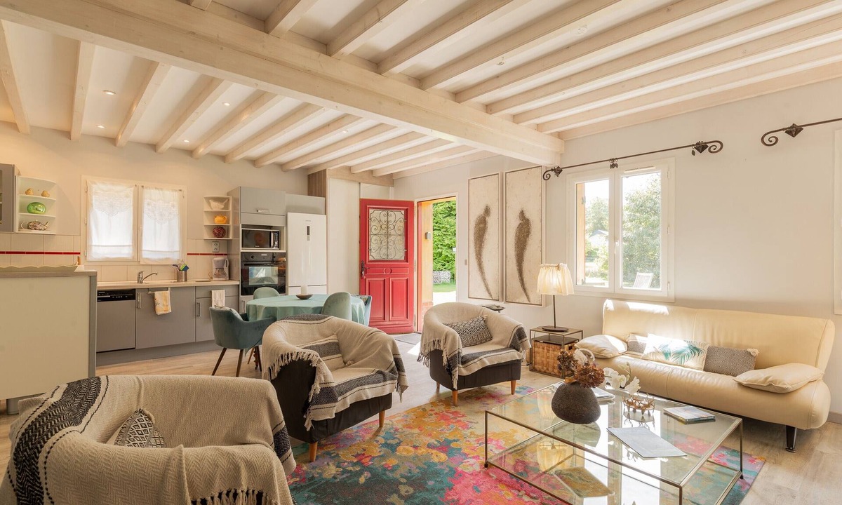La Chapelle-sur-Dun House | Holiday Home 'La Maison Des Mésanges' with Private Terrace, Wi-Fi and Air Conditioning