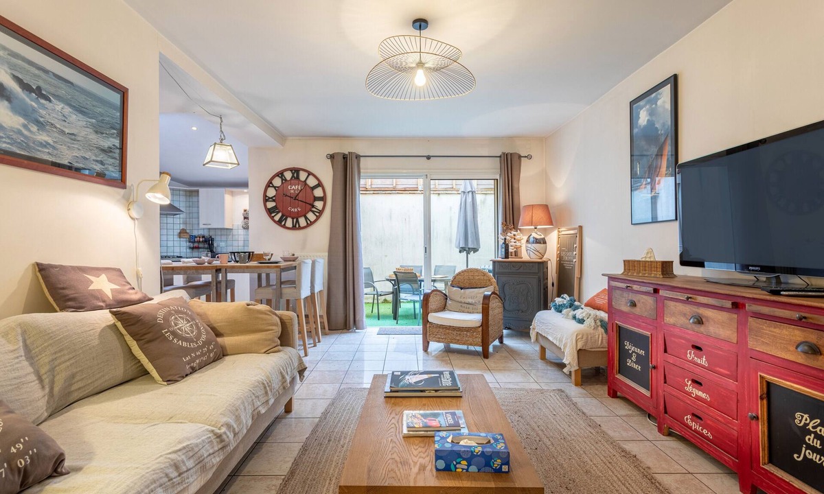 Les Sables d'Olonne House | Holiday Home 'Les Dunes' with Private Terrace and Wi-Fi
