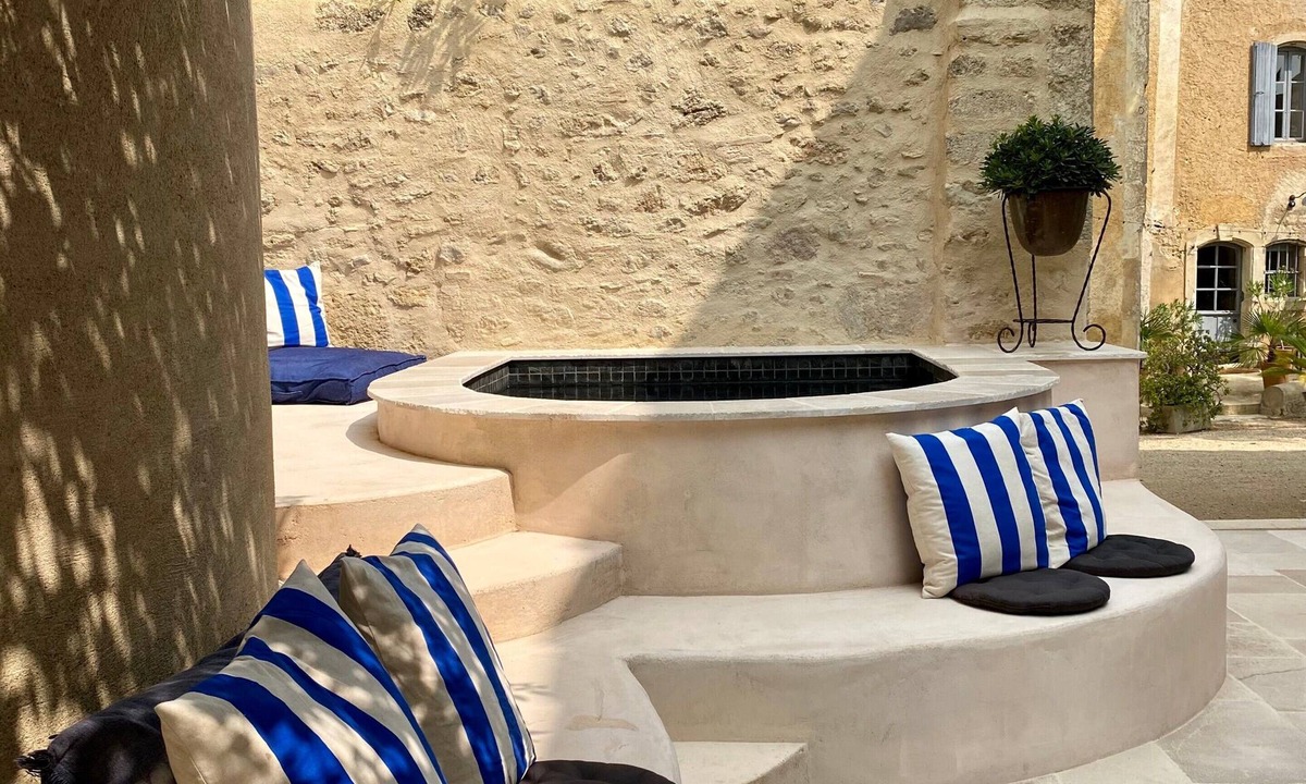 Lieuran-les-Beziers House | Holiday Home 'Présbytère' with Shared Pool, Shared Garden and Wi-Fi