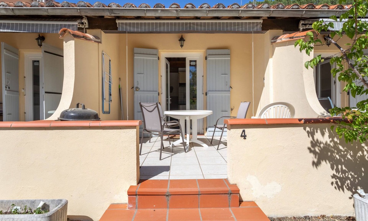 Reynes House | Holiday Home 4 with Mountain View, Shared Pool