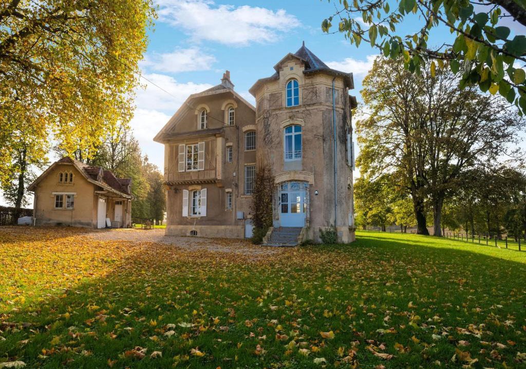 Pouru-Saint-Remy Villa | Holiday home adjoining a château