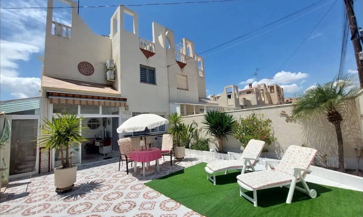 La Siesta House | Holiday Home 'Agradable Casa Vacaciones' with Private Terrace, Wi-Fi and Air Conditioning