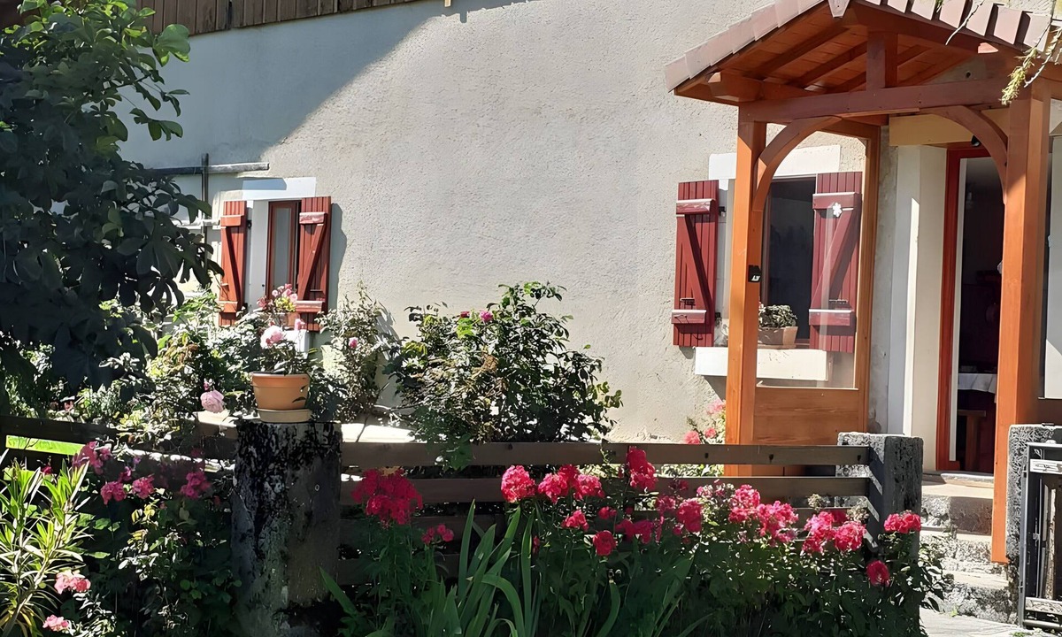 Chatelblanc House | Holiday Home “Ancienne Petite Ferme”: Mountain View, Shared Terrace, Wi-Fi