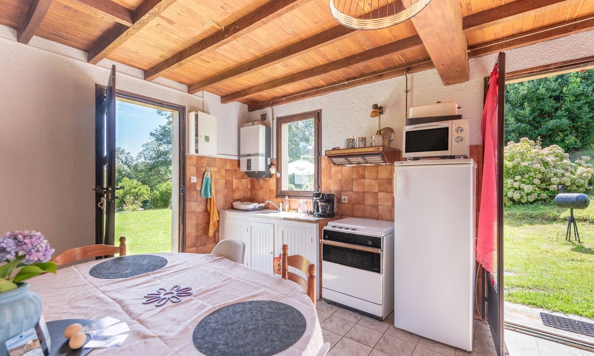 Peyrouse House | Holiday Home 'Anje' with Mountain Views, Private Terrace and Wi-Fi
