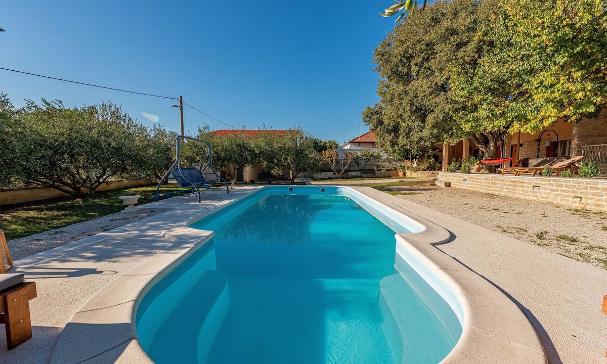 Benkovac House | Holiday Home Apios - Three Bedroom Holiday Home with Swimming Pool