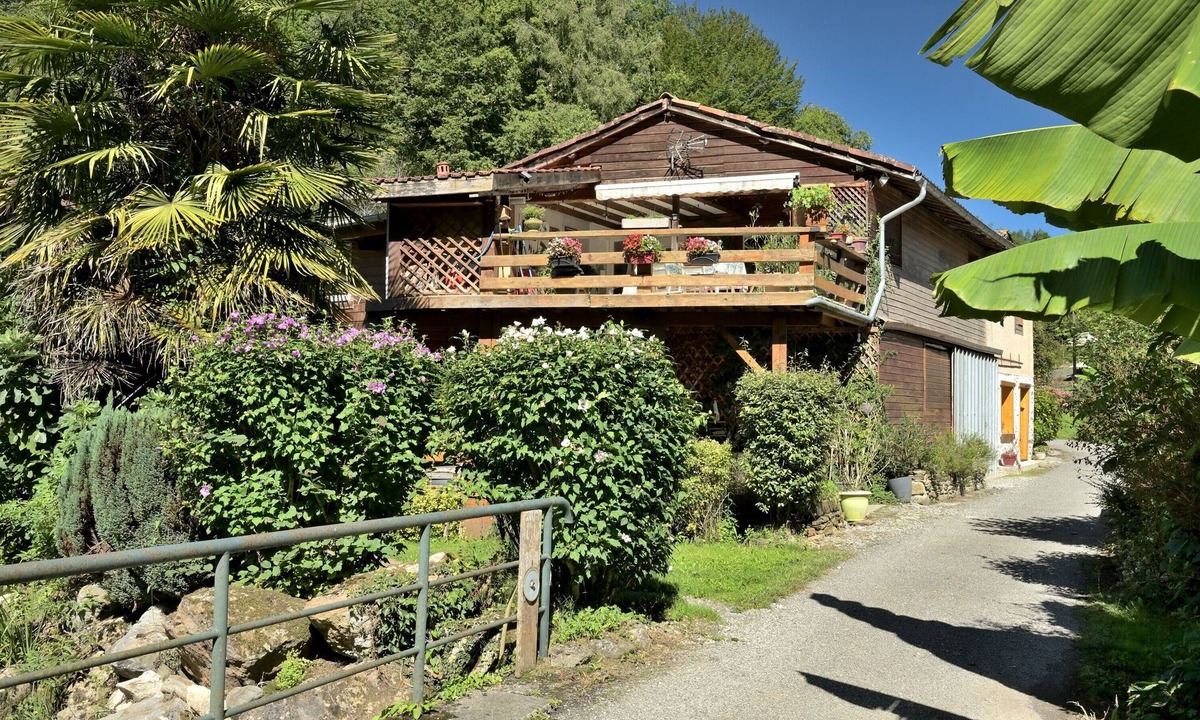 Chein-Dessus House | Holiday Home 'Au Fil De L'eau' with Mountain View, Private Terrace and Wi-Fi
