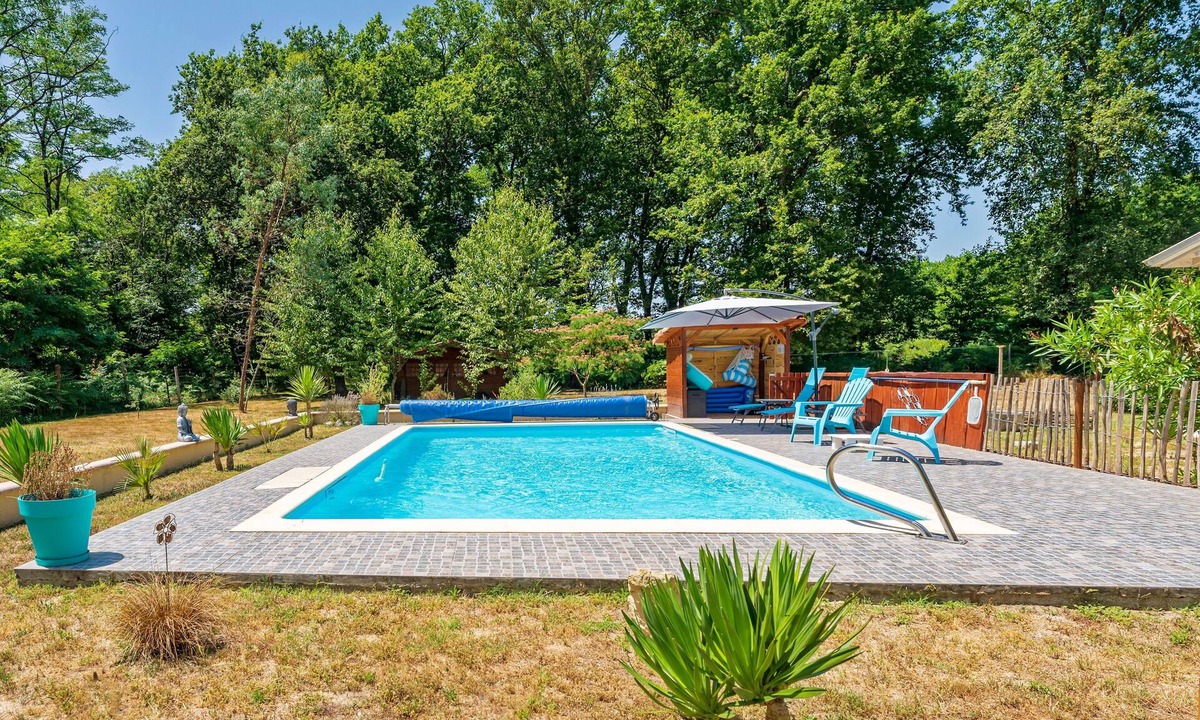Baudignan House | Holiday Home 'Au Milieu D'un Airial' with Shared Pool, Private Terrace and Wi-Fi