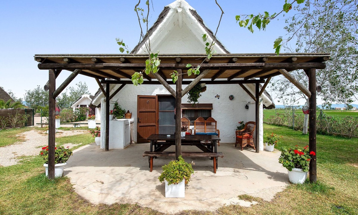 Deltebre House | Holiday Home 'Barraca Gran' with Lake View, Private Pool and Wi-Fi
