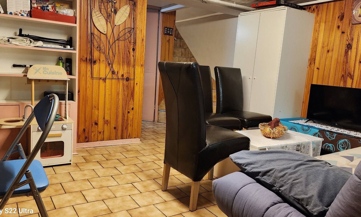 Mons-en-Baroeul Apartment | Holiday Home 'Beautiful Basement with Terrace' with Shared Garden and Wi-Fi