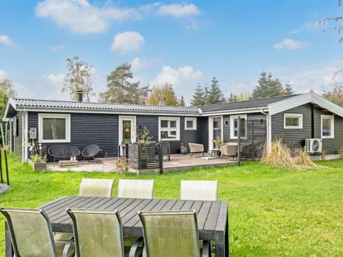 Gedesby House | Holiday Home Bedrija - 100m from the sea by Interhome