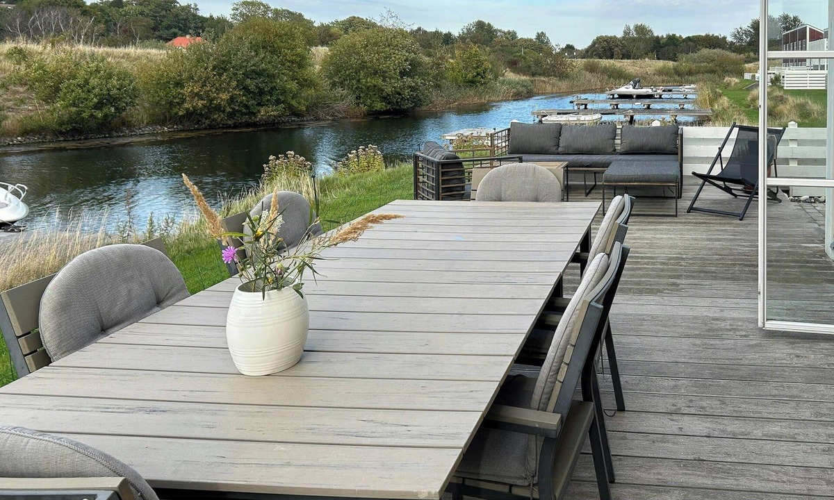 Øer Strand House | Holiday home by the water in Øer Maritime