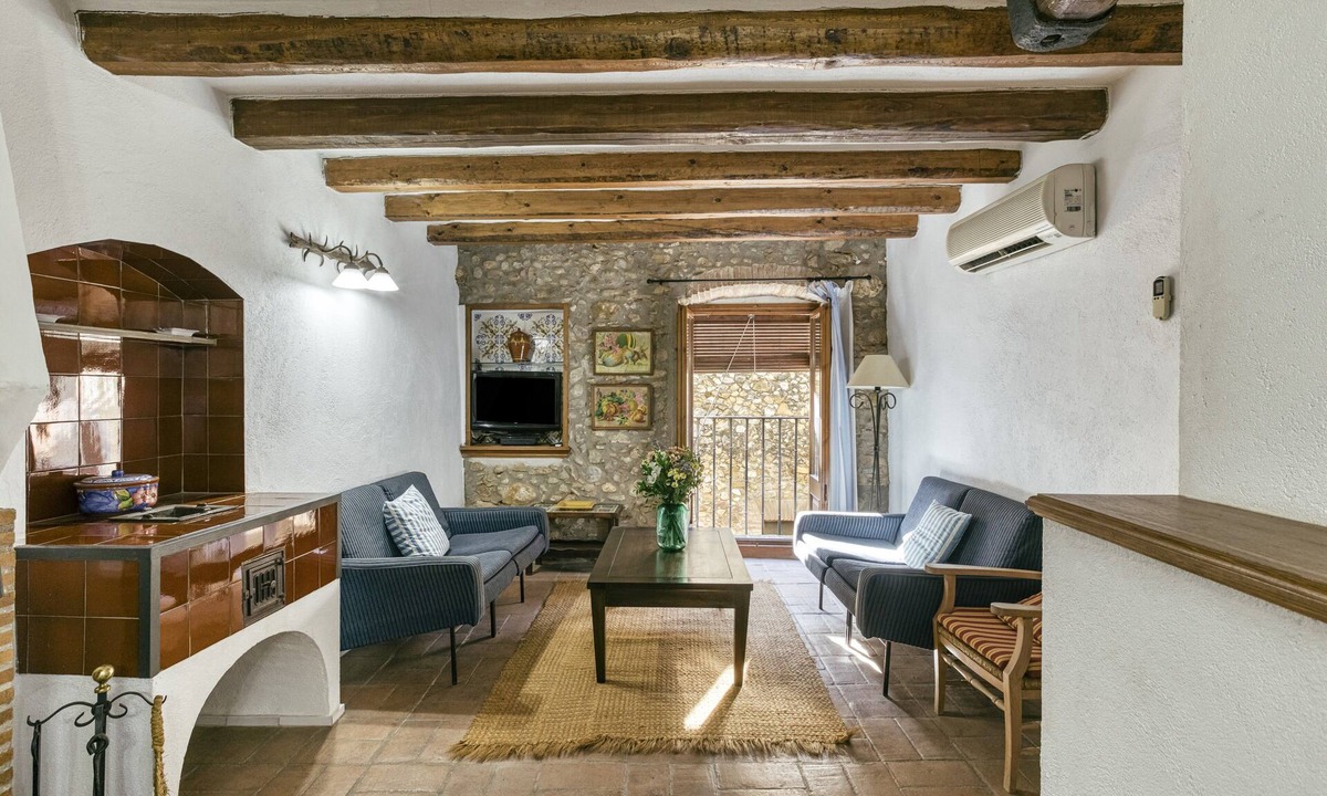 Pelacalc House | Holiday Home 'Can Roca' with Private Terrace, Wi-Fi and Air Conditioning