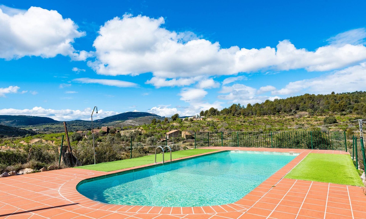 Vilar de Canes House | Holiday Home 'Casa Relax' with Mountain View, Shared Pool and Wi-Fi