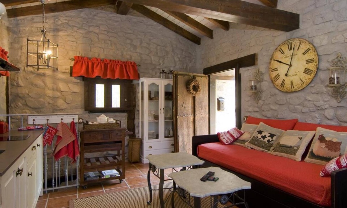 San Roman de Cameros House | Holiday Home 'Casa Concejos' with Mountain View, Shared Pool and Wi-Fi
