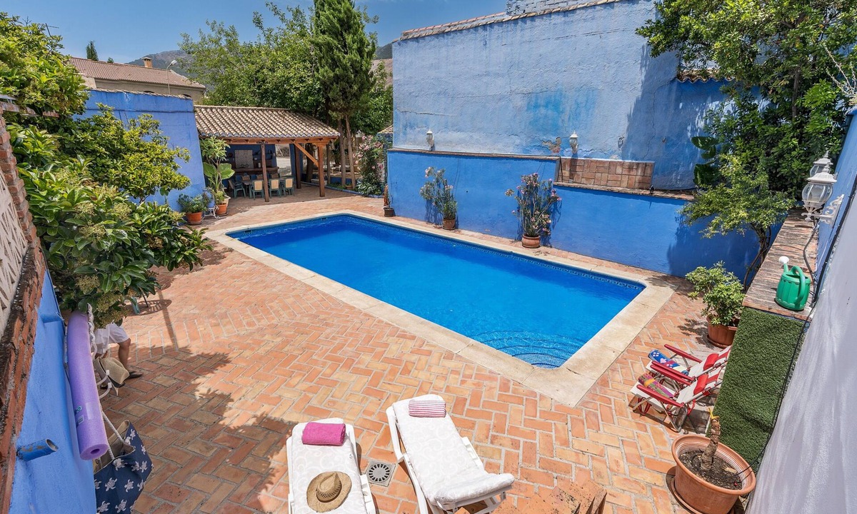 Illora House | Holiday Home 'Casa Familiar De Illora with Pool' with Mountain Views