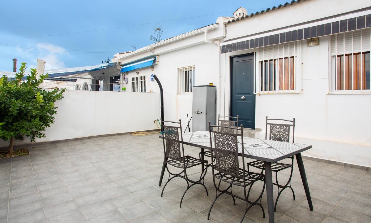 La Siesta House | Holiday Home Casa kahl with Terrace, A/C & Wi-Fi