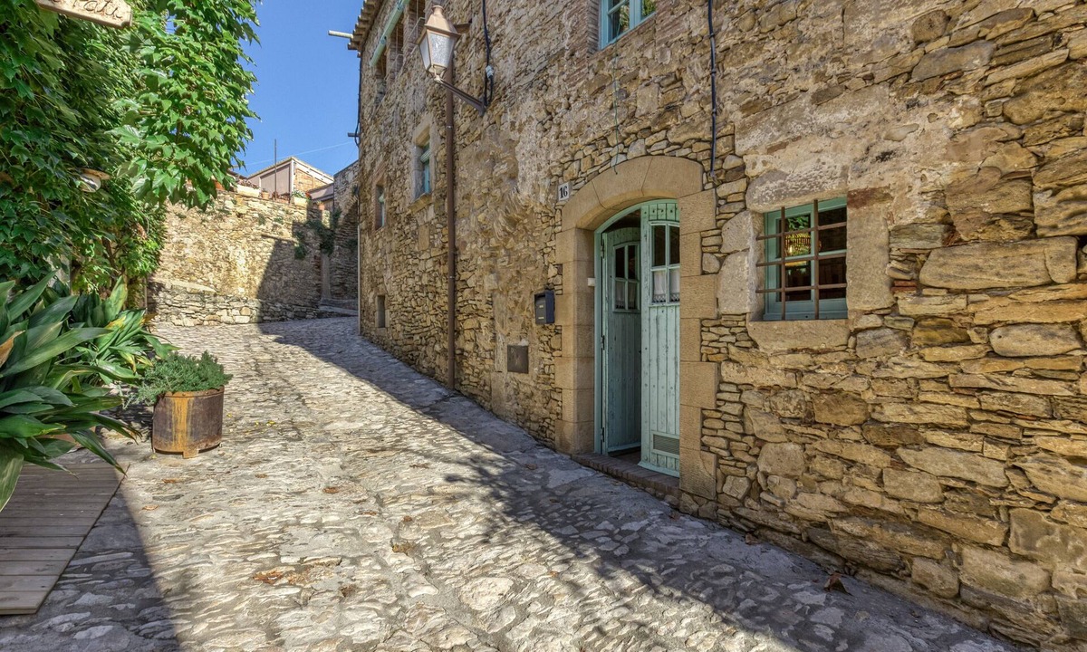 Peratallada House | Holiday Home 'Casa Peratallada' with Wi-Fi and Air Conditioning