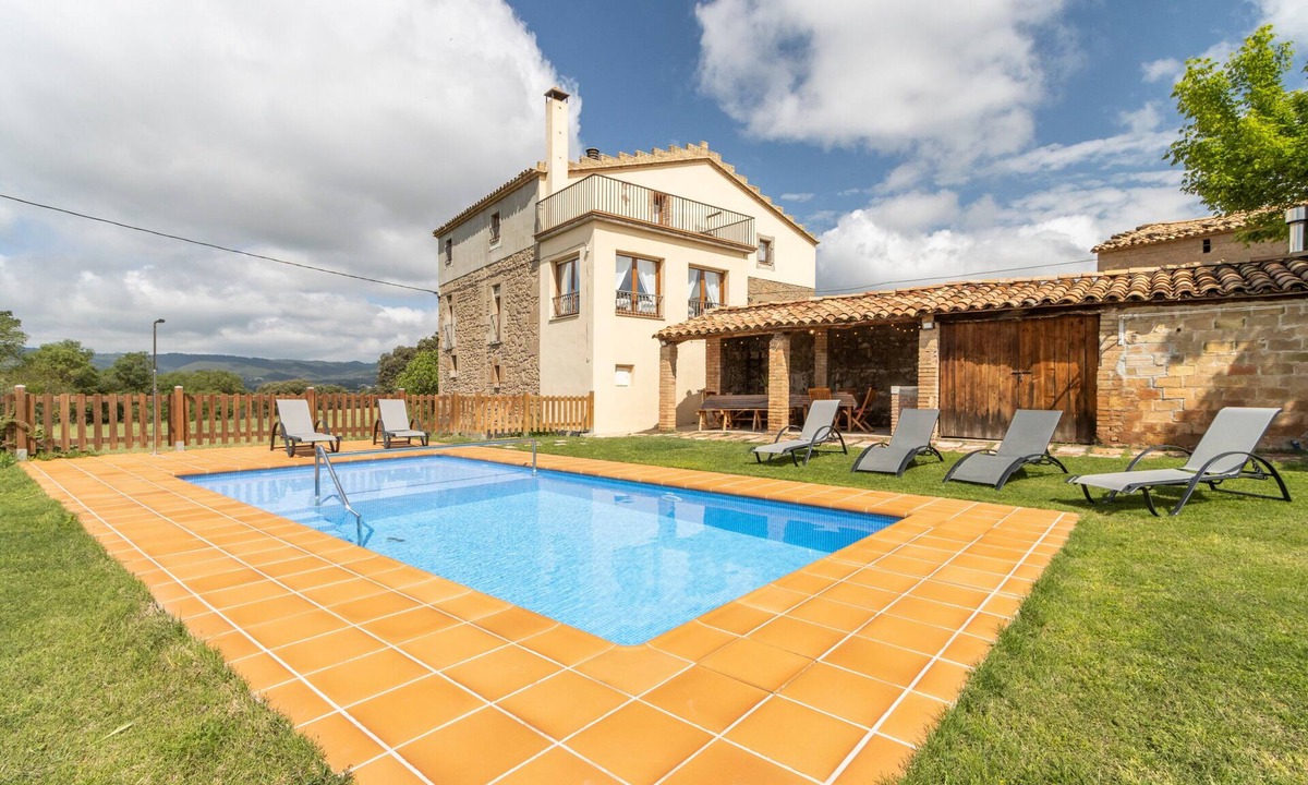 Solsona House | Holiday Home 'Casa Ponet' with Mountain View, Private Pool and Wi-Fi