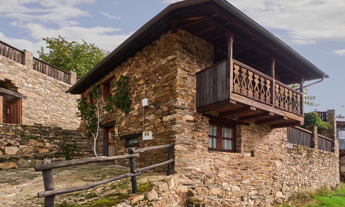 Priaranza del Bierzo House | Holiday Home 'Casa Rural Cornatel' with Private Terrace and Balcony