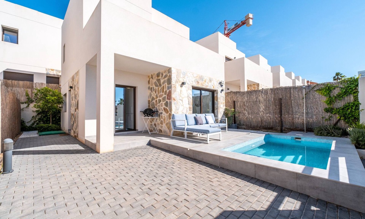 Orihuela Costa House | Holiday Home 'Chalet With Pool' with Private Pool, Wi-Fi and Air Conditioning