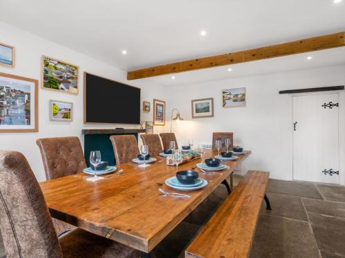 Mevagissey House | Holiday Home Cherry Orchards by Interhome