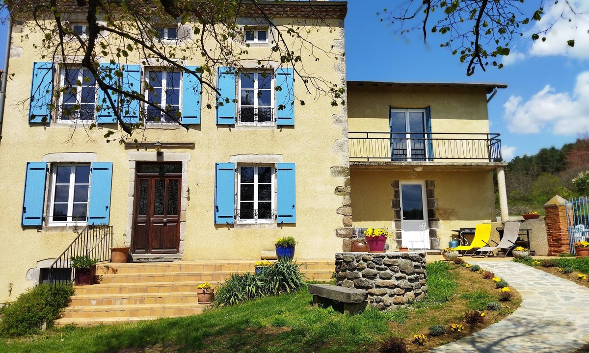 Domeyrat House | Holiday Home 'Chez Gustou' with Mountain View, Wi-Fi and Air Conditioning