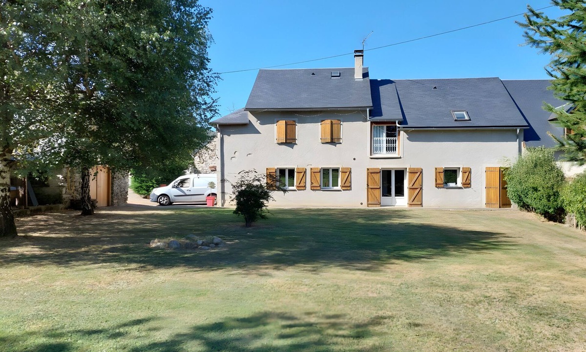 Campan House | Holiday Home 'Chez Philippe' with Mountain View, Private Garden and Wi-Fi
