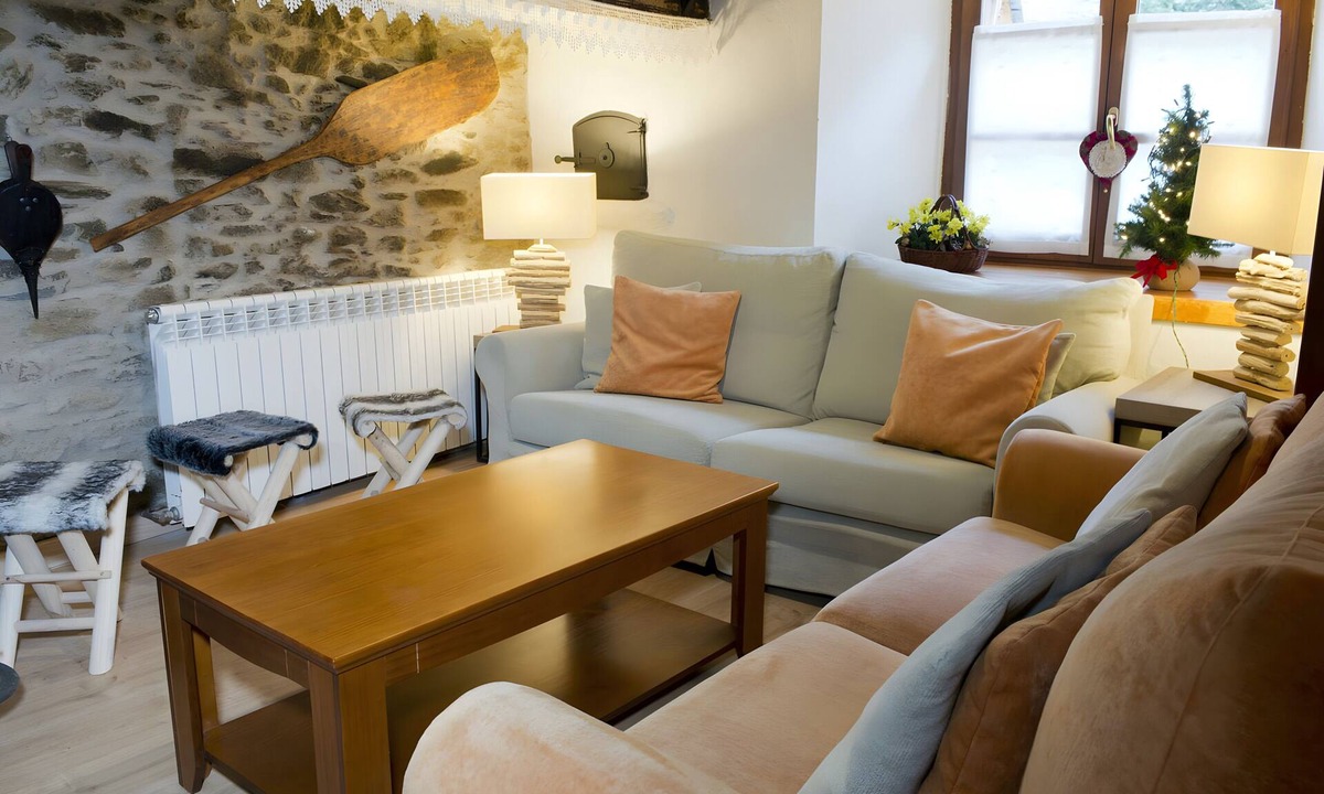 Garos House | Holiday Home 'Ço De Carles' with Mountain Views and Wi-Fi