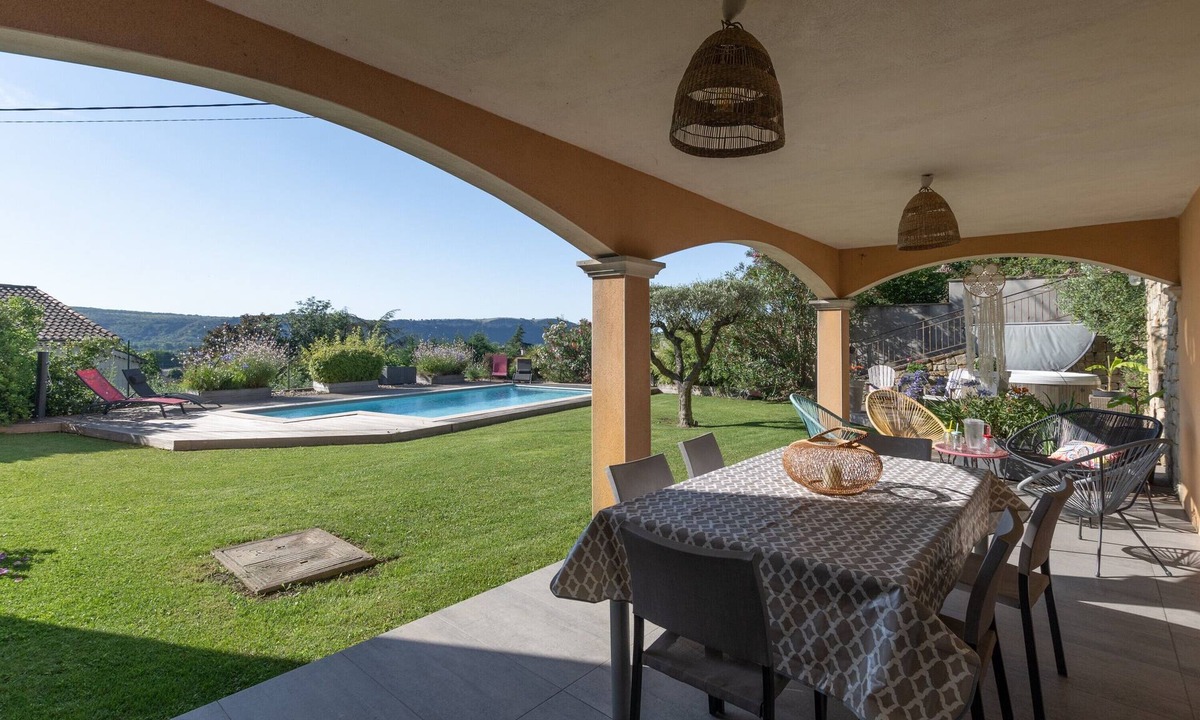 Saint-Privat House | Holiday Home "Coeur d'Ardèche, Spacious & Pleasant" with Panoramic View, Private Pool & Jacuzzi