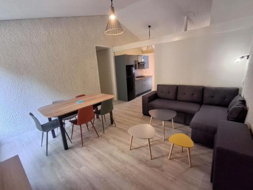 Mareuil-Sur-Lay-Dissais House | Holiday Home Cottage Premium mit Terrasse by Interhome