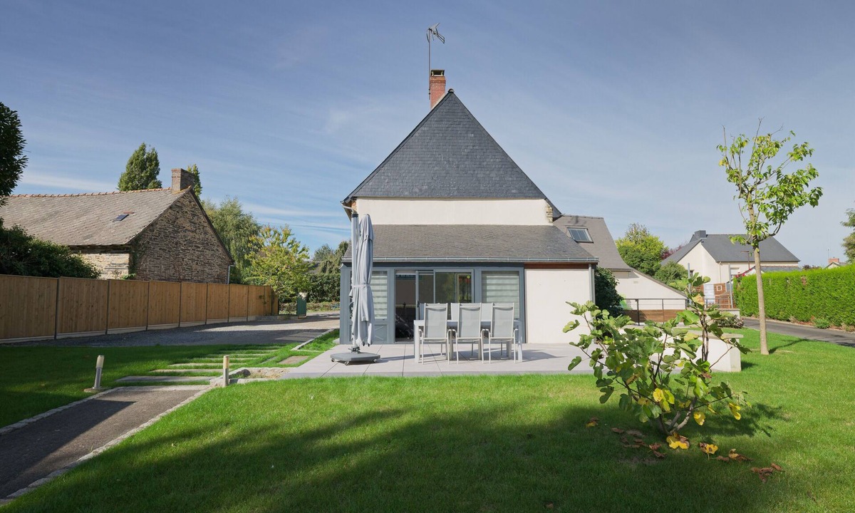 Chateaugiron House | Holiday Home 'Cours Péan' with Private Terrace, Private Garden and Wi-Fi