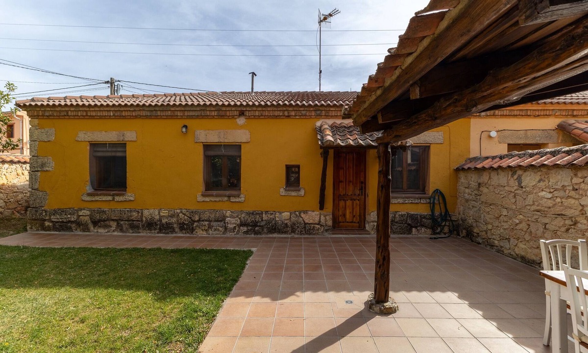 Orejana House | Holiday Home 'De Los Maestros' with Private Garden and Wi-Fi