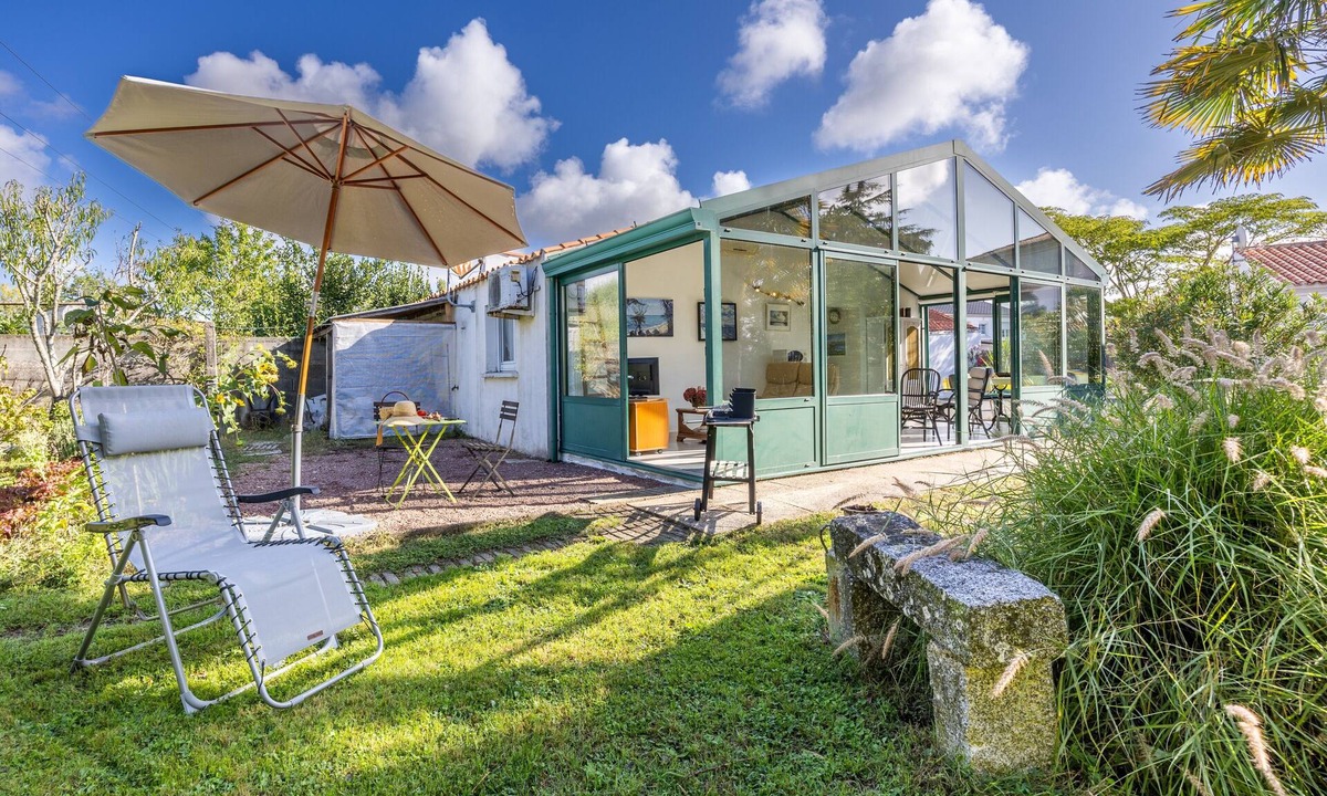 Challans House | Holiday Home 'Du Peintre' with Private Terrace, Wi-Fi and Air Conditioning
