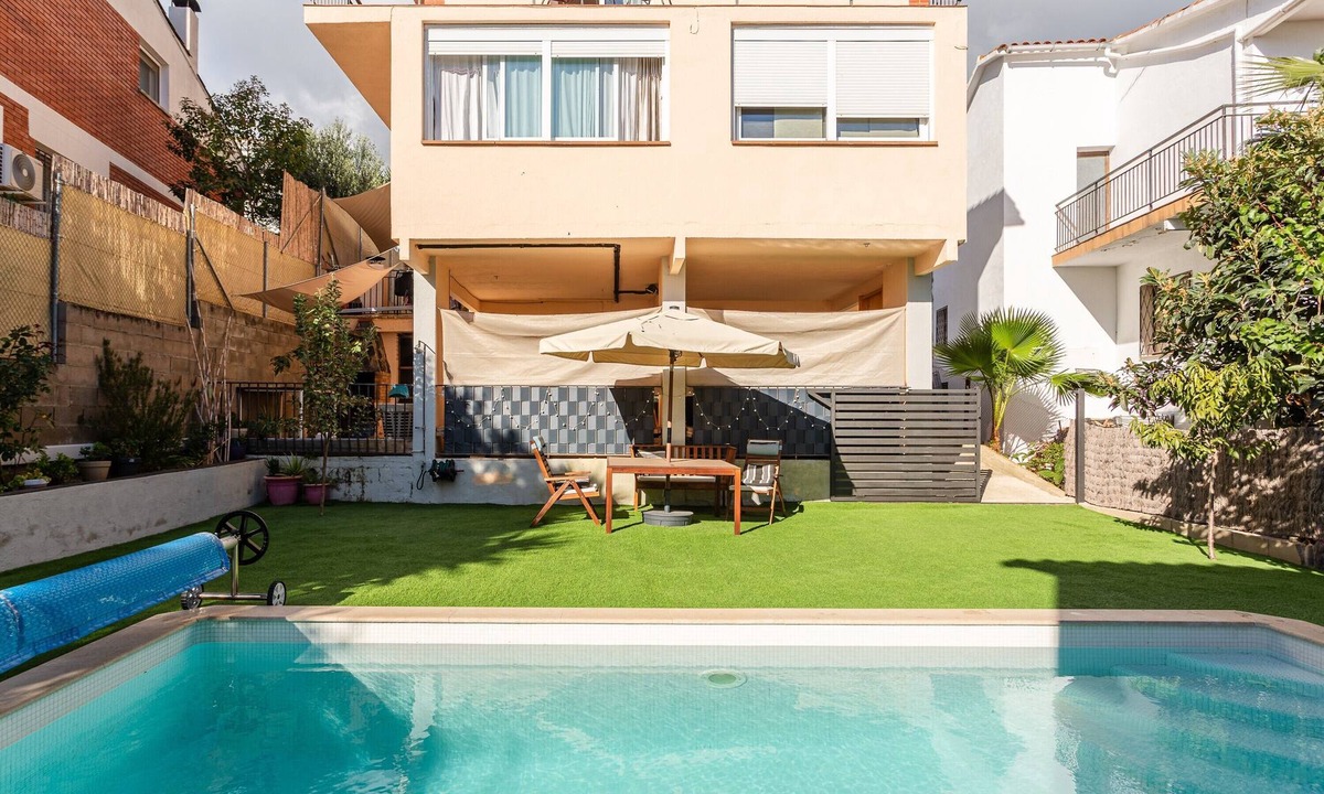 Pineda de Mar Apartment | Holiday Home 'Durero' with Mountain View, Wi-Fi and Air Conditioning