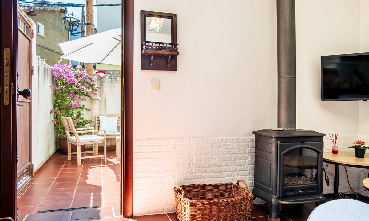 Piedralaves House | Holiday Home 'El Cabildo' with Private Patio and Wi-Fi