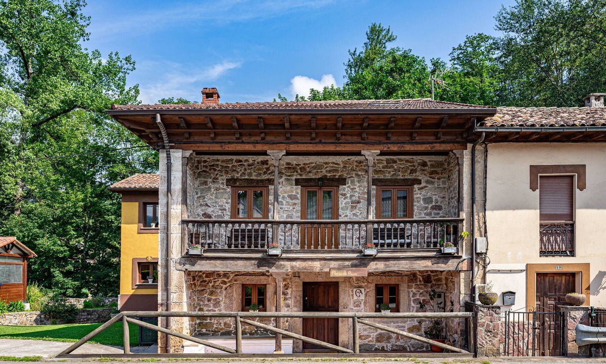 Cardes House | Holiday Home 'El Floreu De Remis' with Private Terrace, Private Garden and Wi-Fi