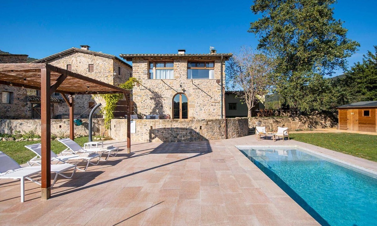 Beguda House | Holiday Home 'El Graner' with Mountain Views, Private Pool and Wi-Fi