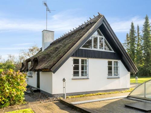 Smidstrup Strand House | Holiday Home Emanuela - 800m from the sea by Interhome