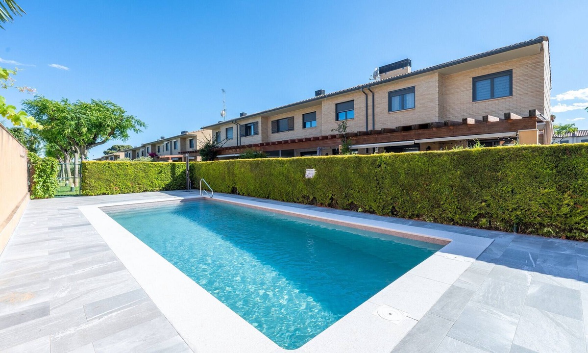 Cambrils House | Holiday Home 'Emi' with Shared Pool, Wi-Fi & Air Conditioning