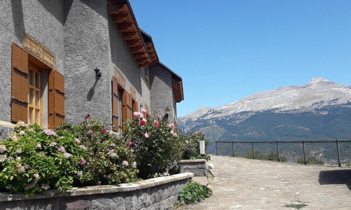 Castiello de Jaca House | Holiday Home 'La Casa De Luis' with Mountain Views, Private Terrace and Wi-Fi