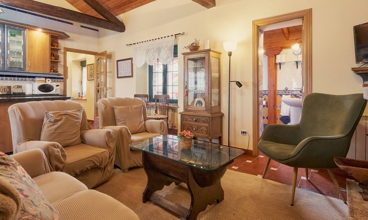 La Pola de Gordon House | Holiday Home 'El Corredor' with Private Terrace, Garden, and Wi-Fi