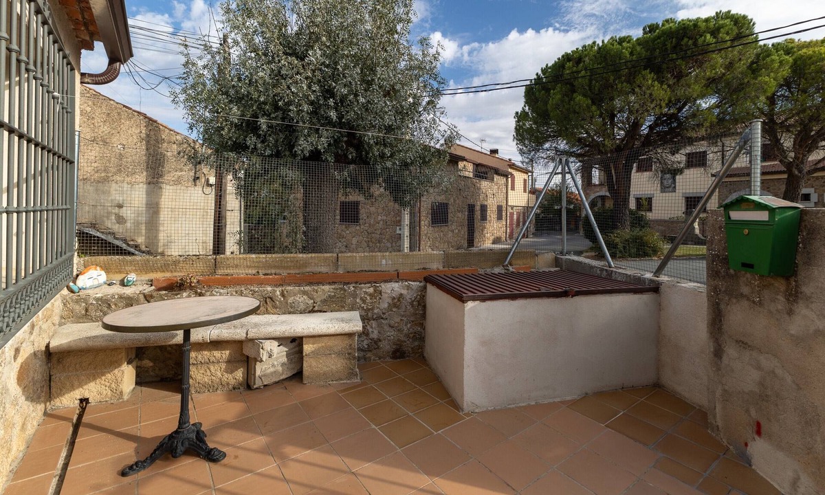 Ortigosa del Monte House | Holiday Home 'De Los Abuelos' with Mountain Views, Private Terrace and Wi-Fi