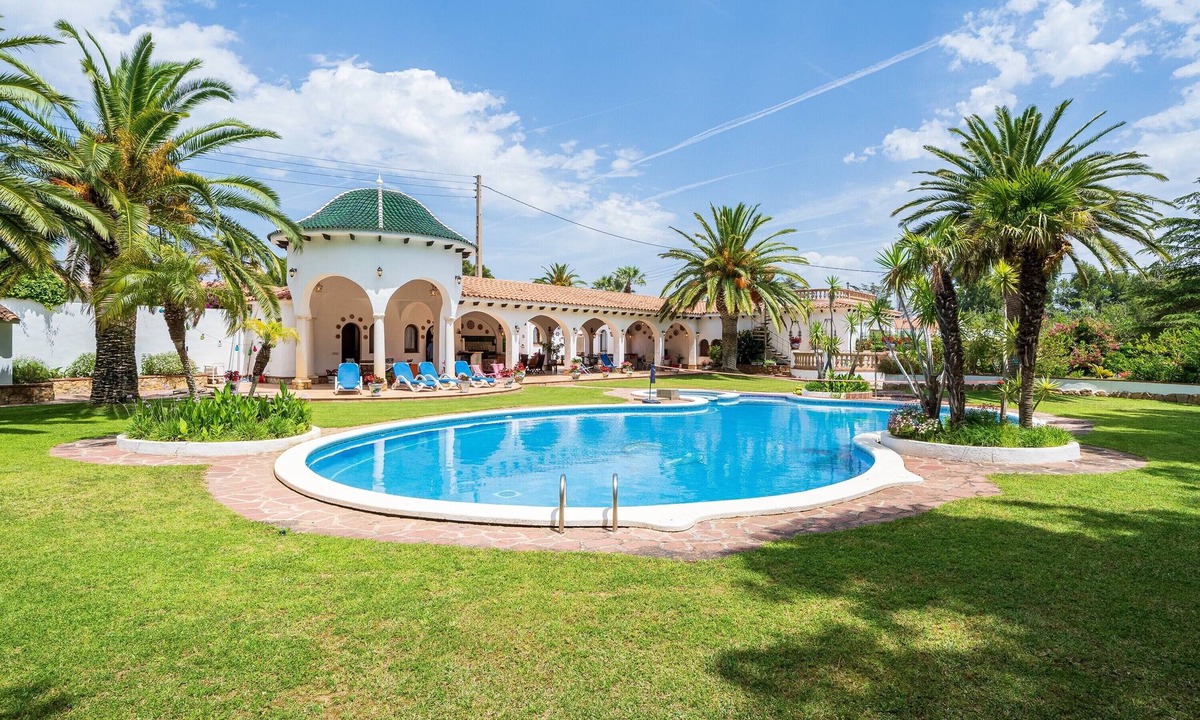 Miami Platja Villa | Holiday home for families with swimming pool, tennis court & many other facilities