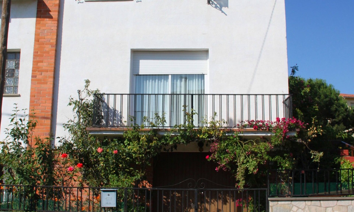 Sant Hilari Sacalm House | Holiday Home 'Cal Castro' with Private Terrace, Private Garden and Wi-Fi