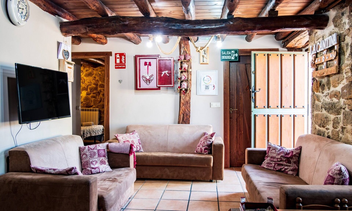 Villar de Corneja House | Holiday Home 'La Cantina' with Mountain Views