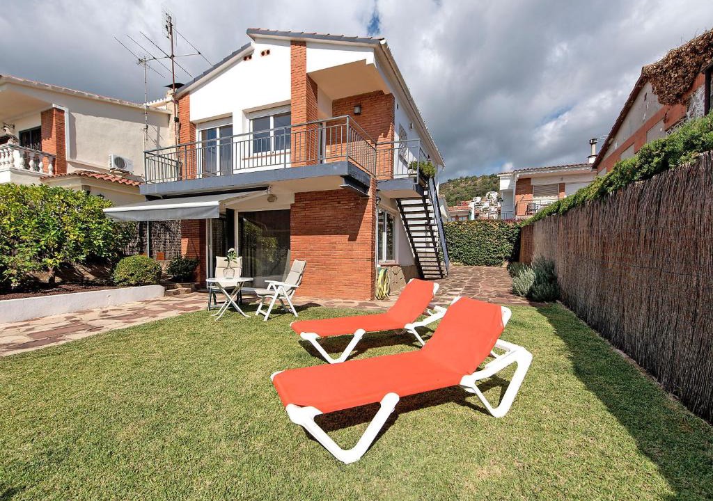 Pineda de Mar House | Holiday Home Estiu by Interhome