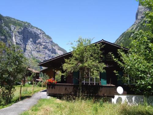 Stechelberg House | Holiday Home Ferien Cottage Flüehblüemli by Interhome